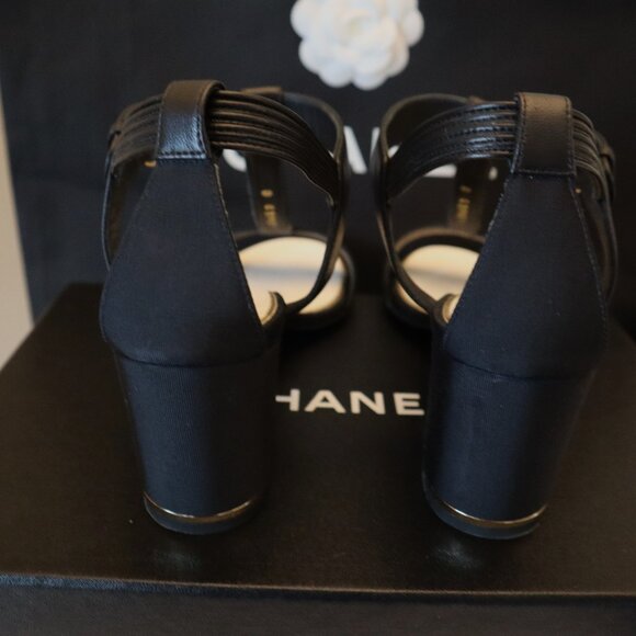 Chanel 23C Black Sandals T-Strap Pearl CC Leather Grosgrain Block Heel Size 8.5 - Picture 6 of 15